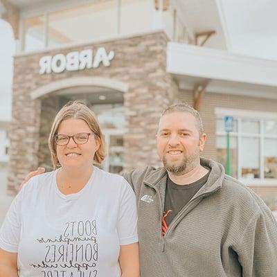 Michelle and Corey standing outside of an 阿伯金融信用合作社 location.